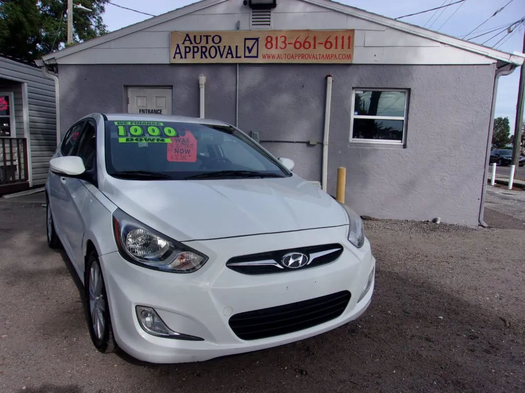 2013 Hyundai Accent SE's photo